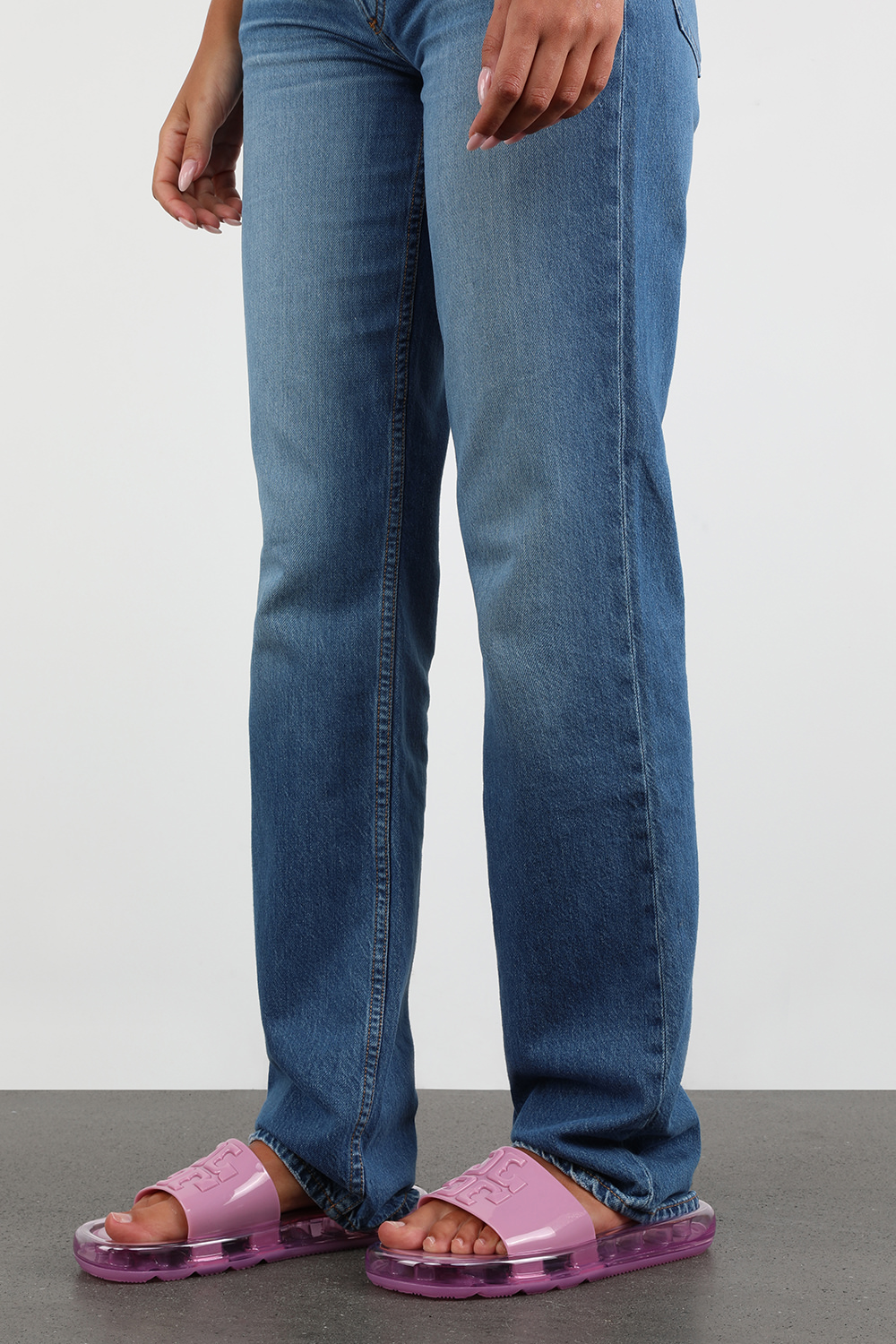 תמונת כל הלוק של כפכפי סליידס באבל ג'לי עם לוגו